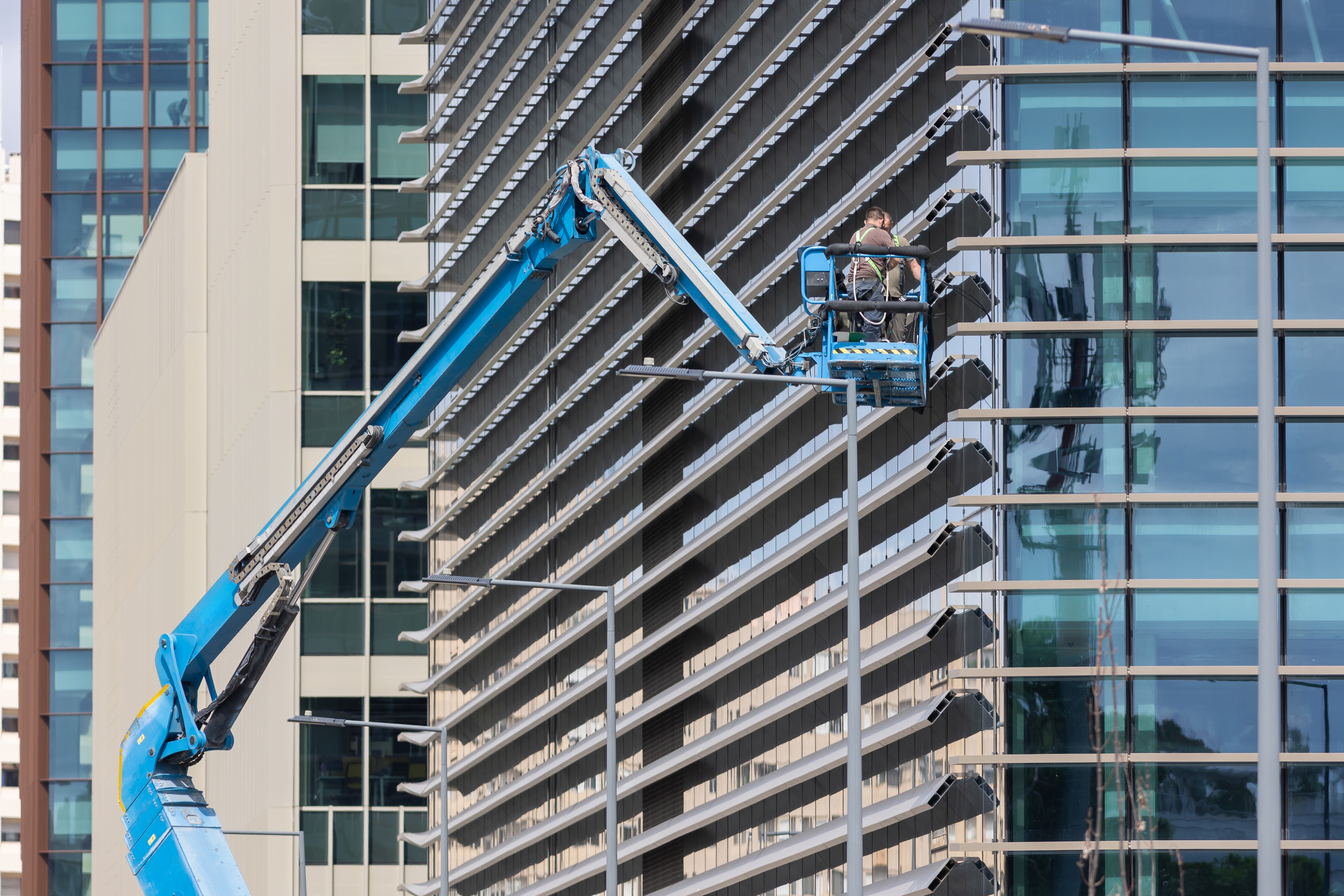 Truck-mounted boom lift and tall building
