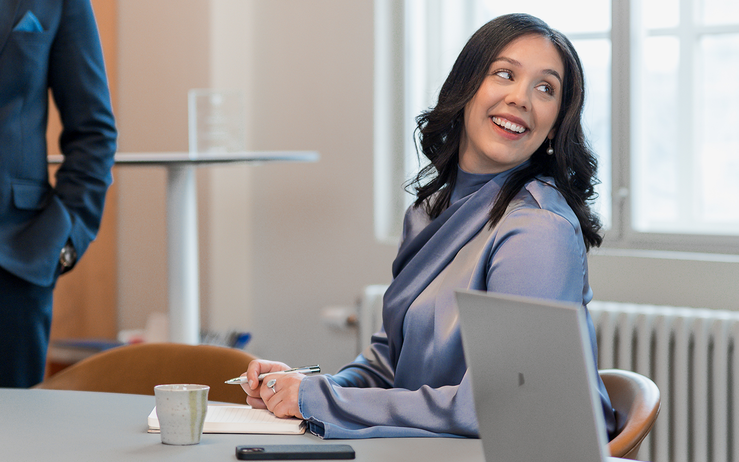 Kvinna, skratta, kontor