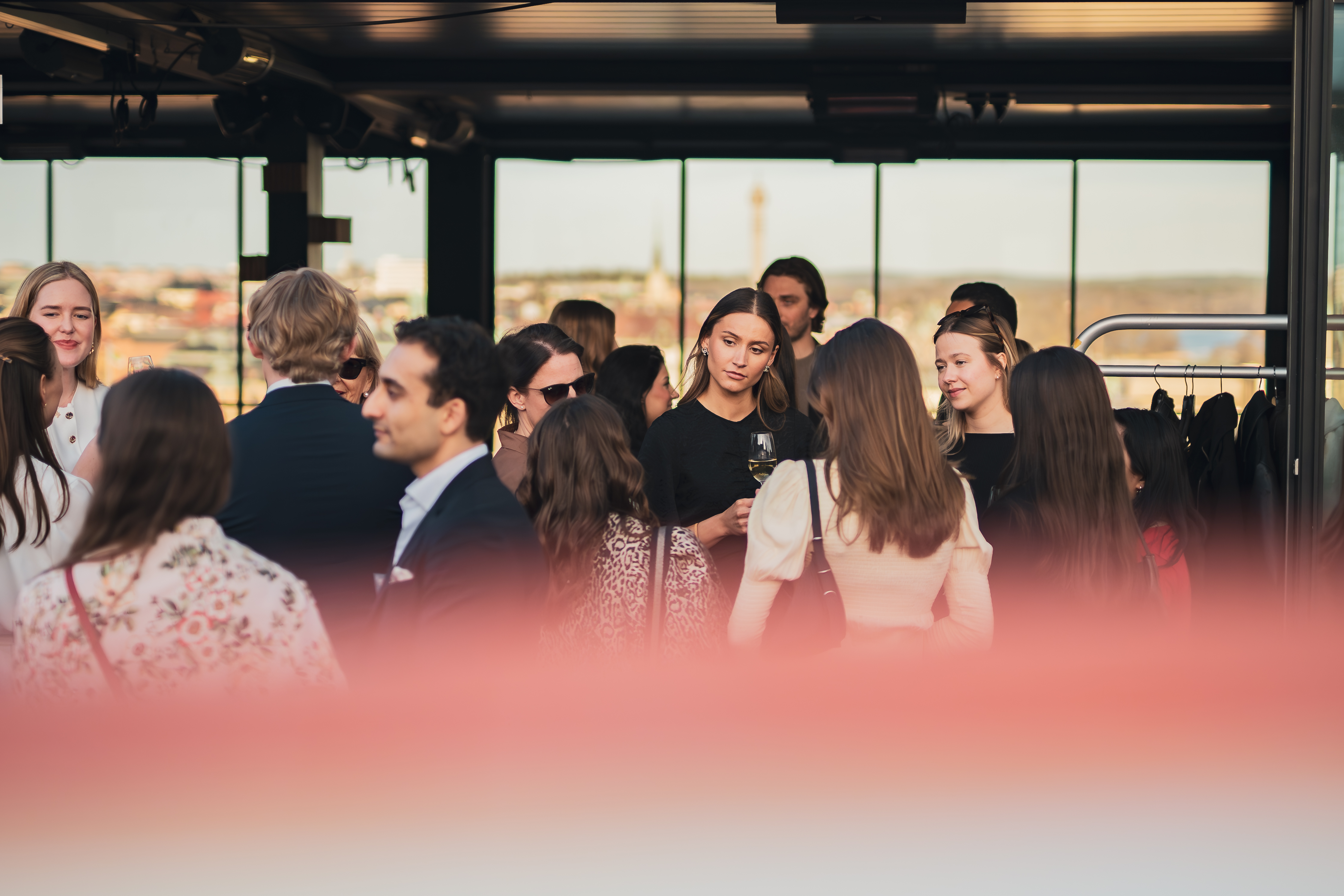 Människor som minglar