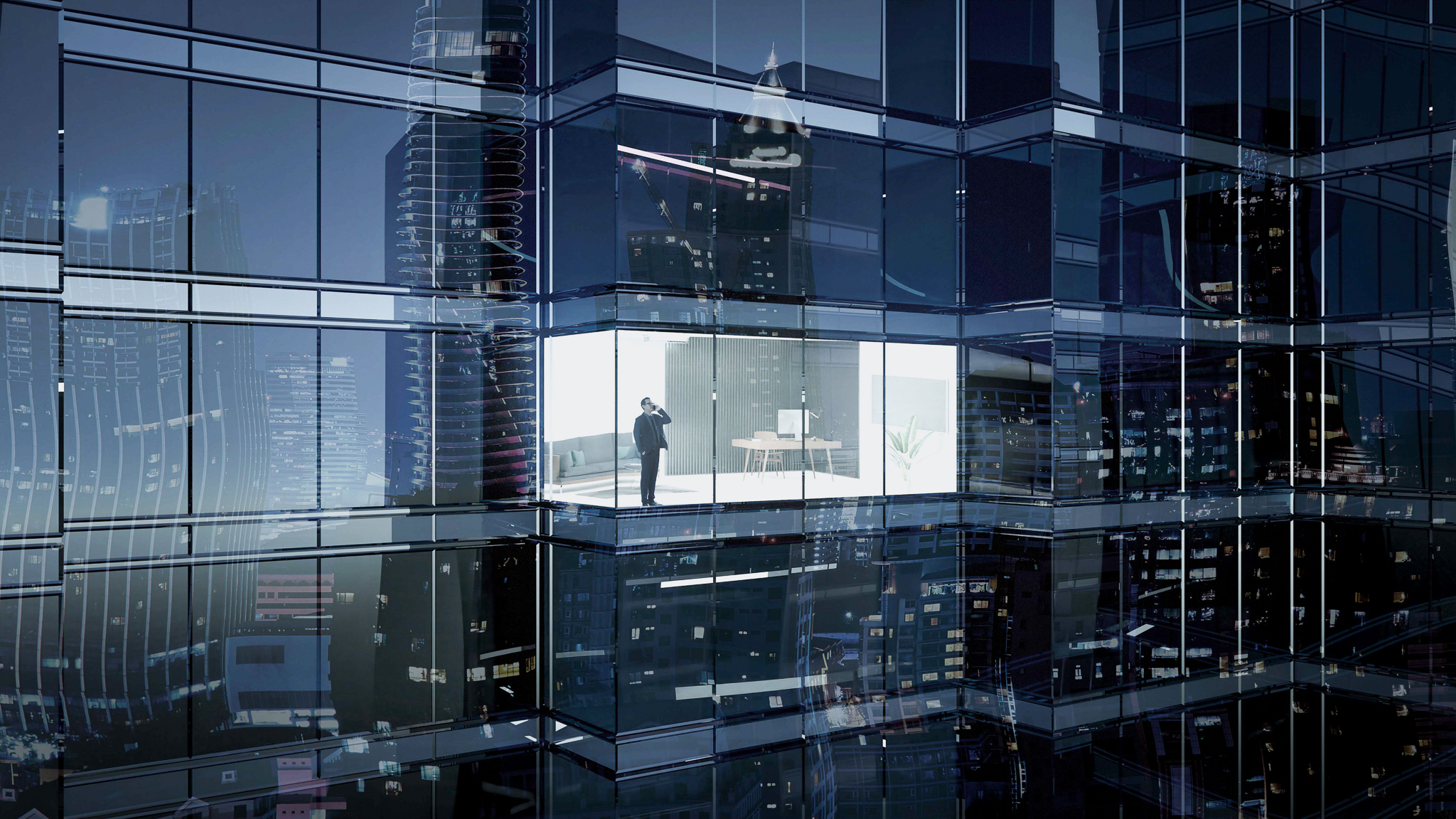 Affärsman pratar i telefon i en glasbyggnad