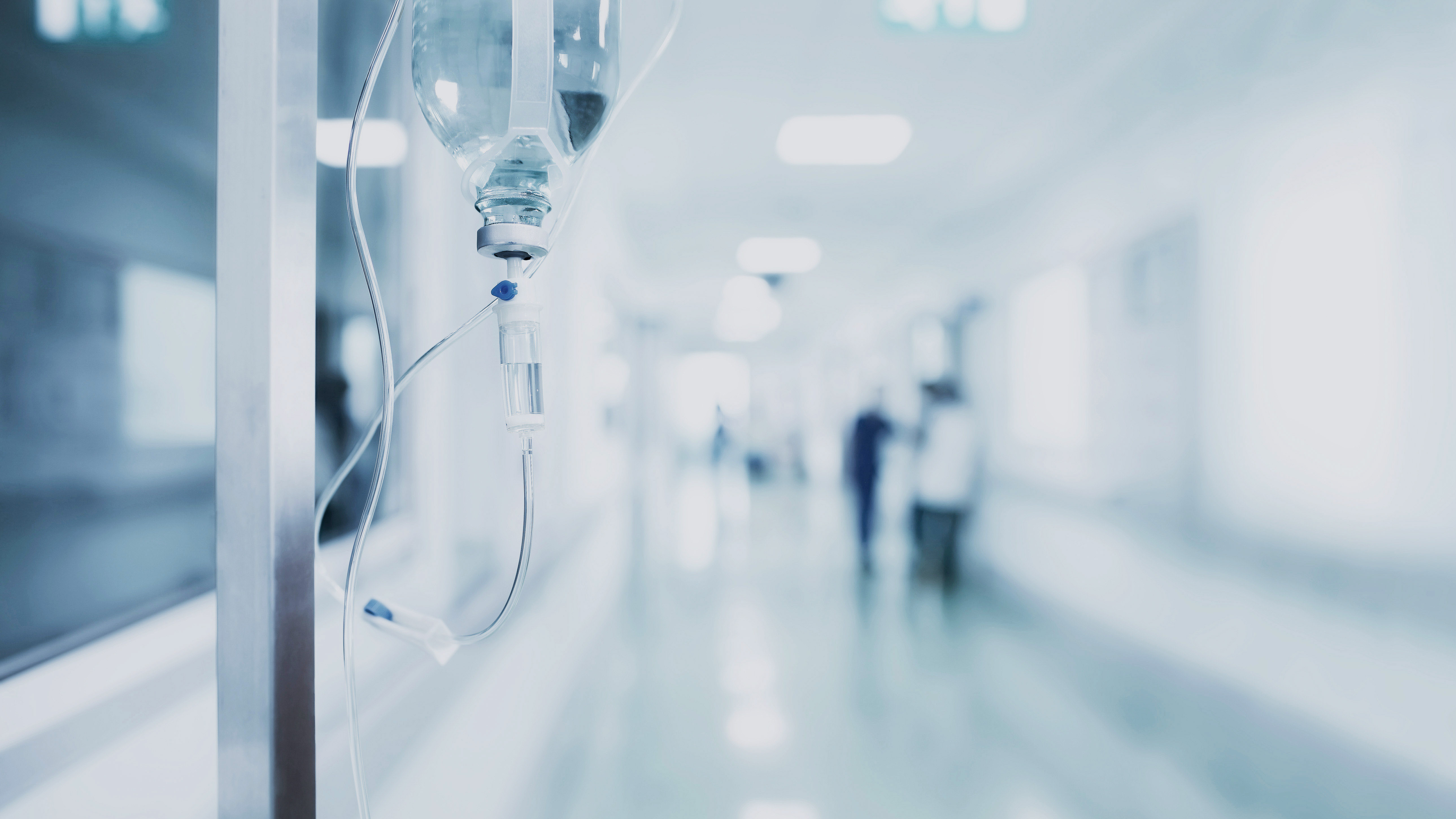 Ställning med intravenöst dropp i sjukhuskorridor
