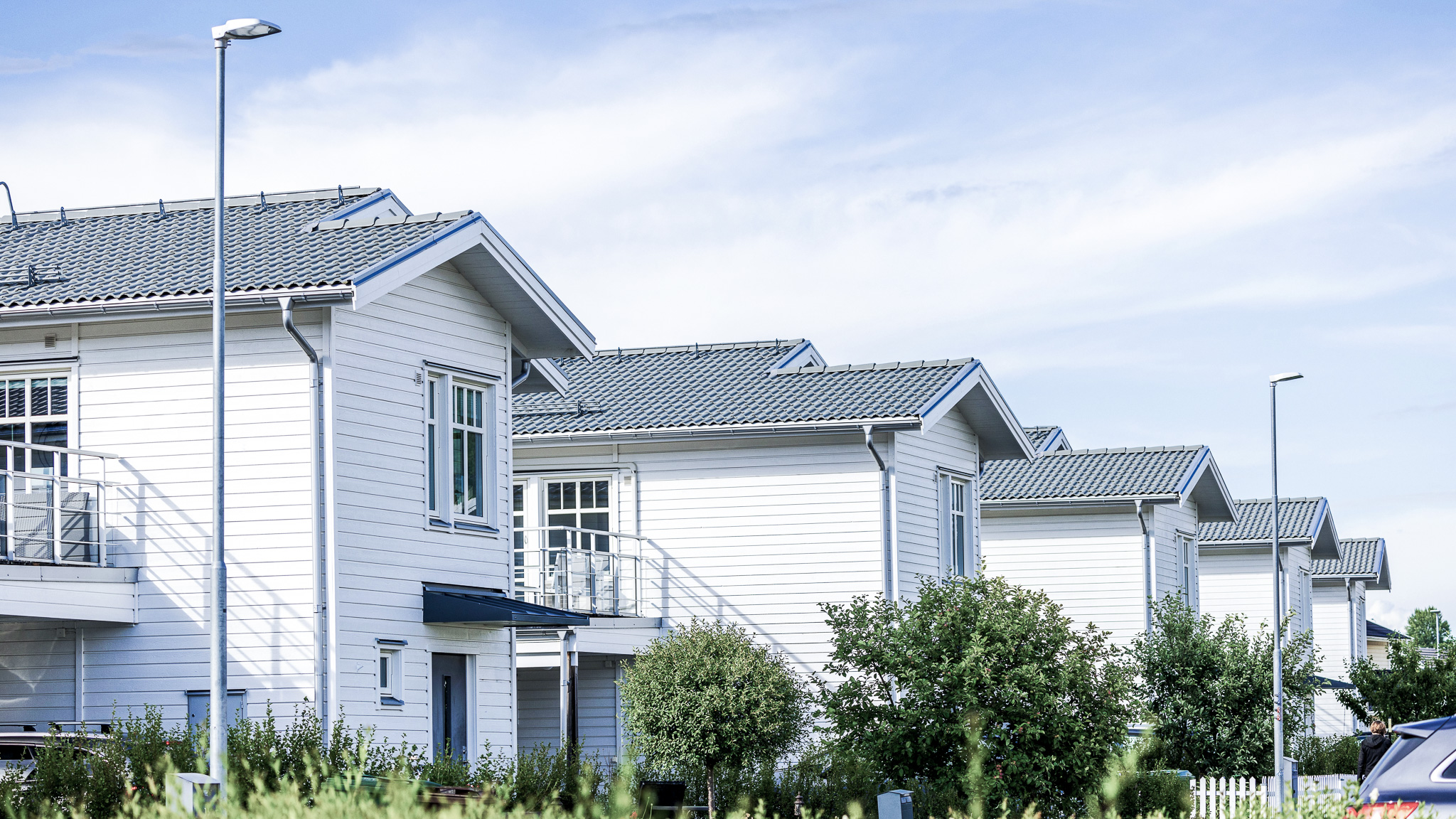 White wooden houses, neighborhood, blue sky