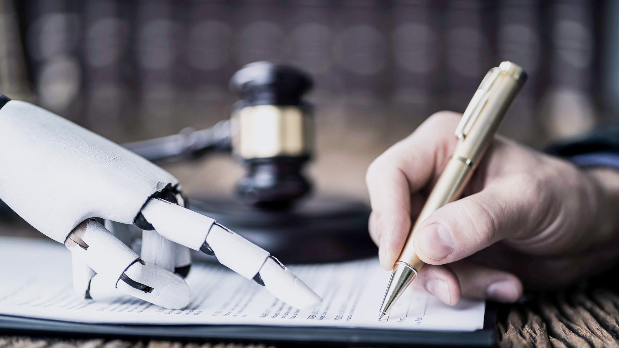 Hand och robot pekar och skriver på papper