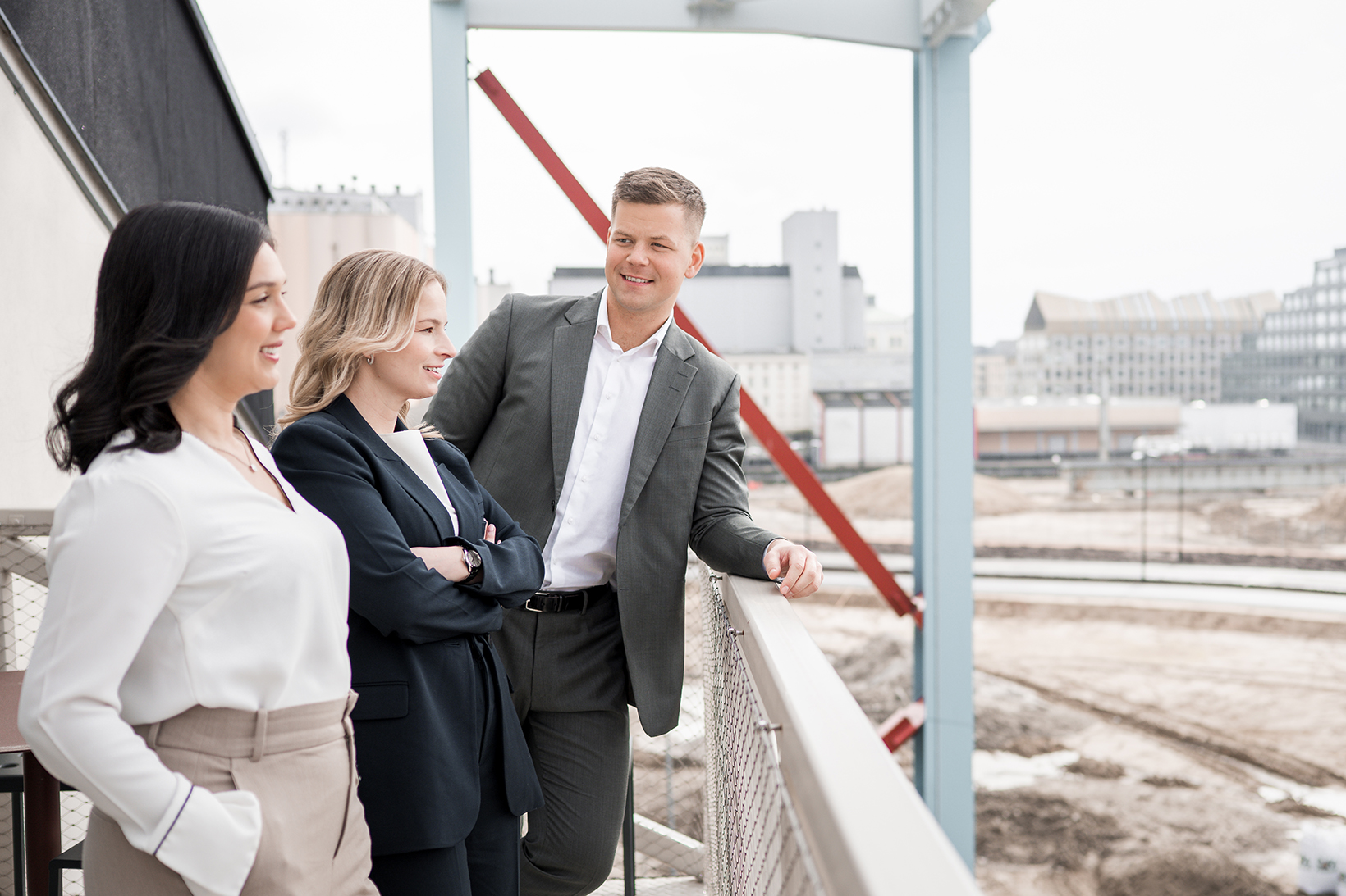 Tre personer blickar ut över stadsdel