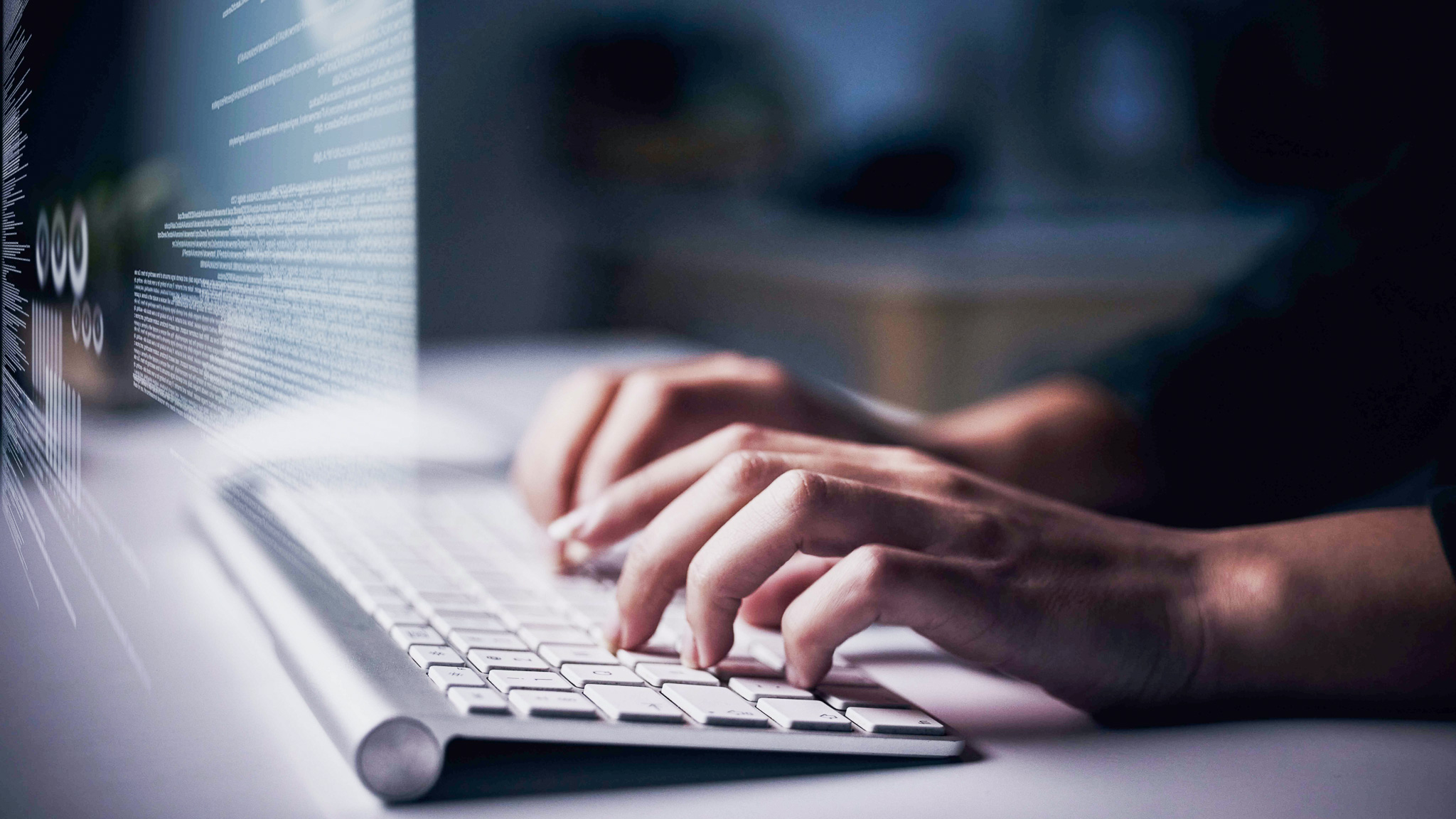 Händer på tangentbord