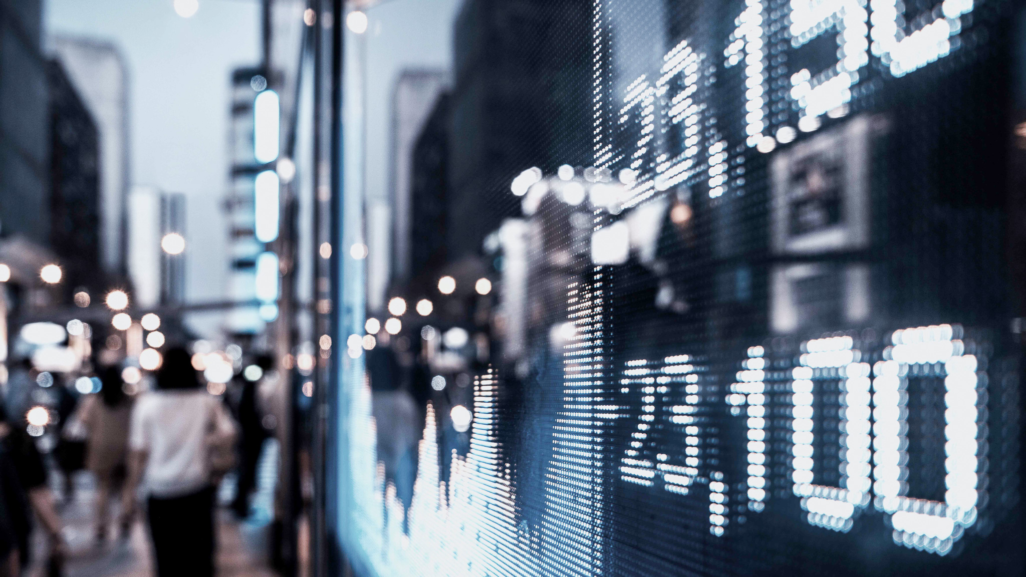 Siffror och grafer på en skärm i storstadsmiljö