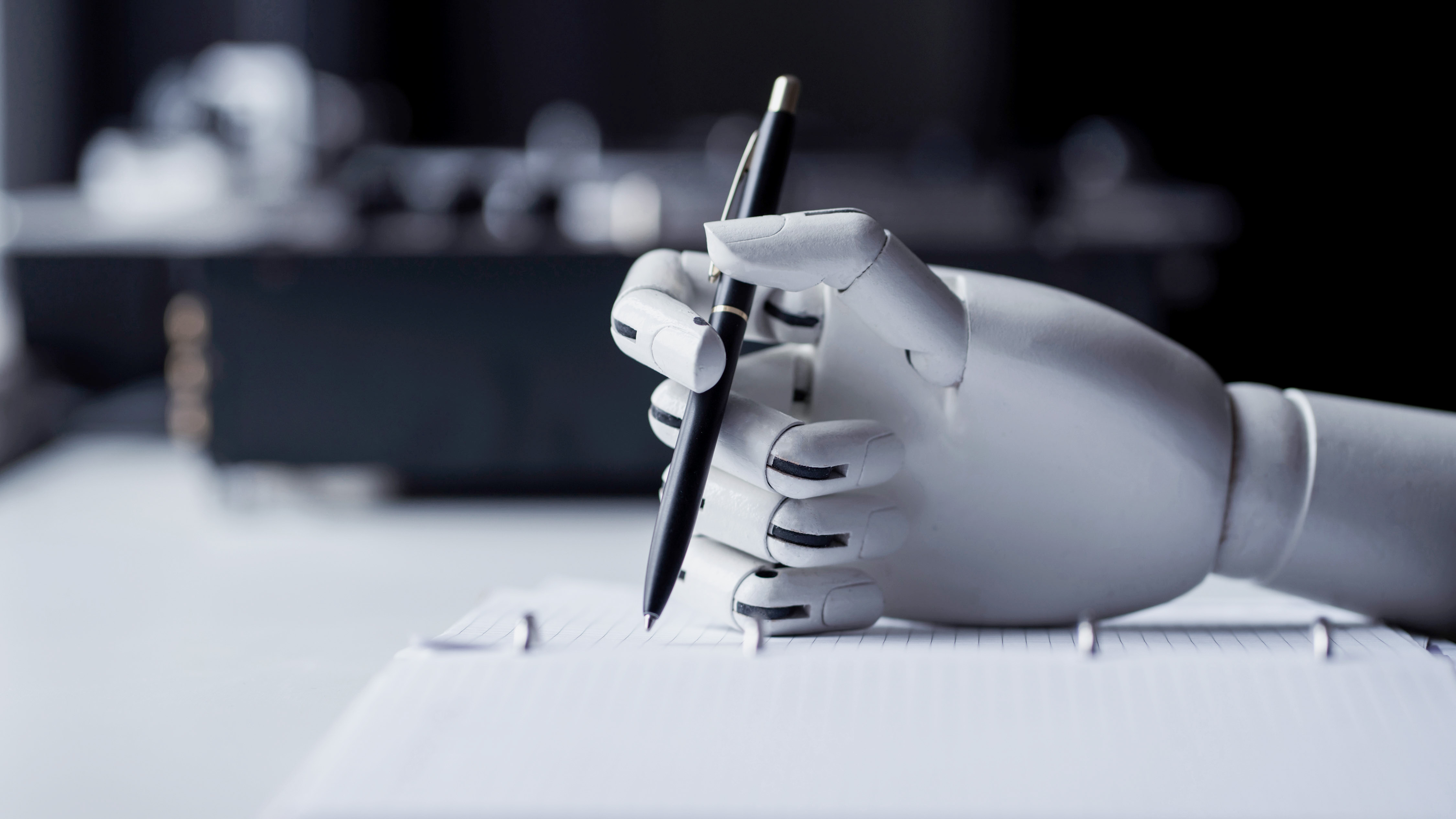 Robothand skriver på papper
