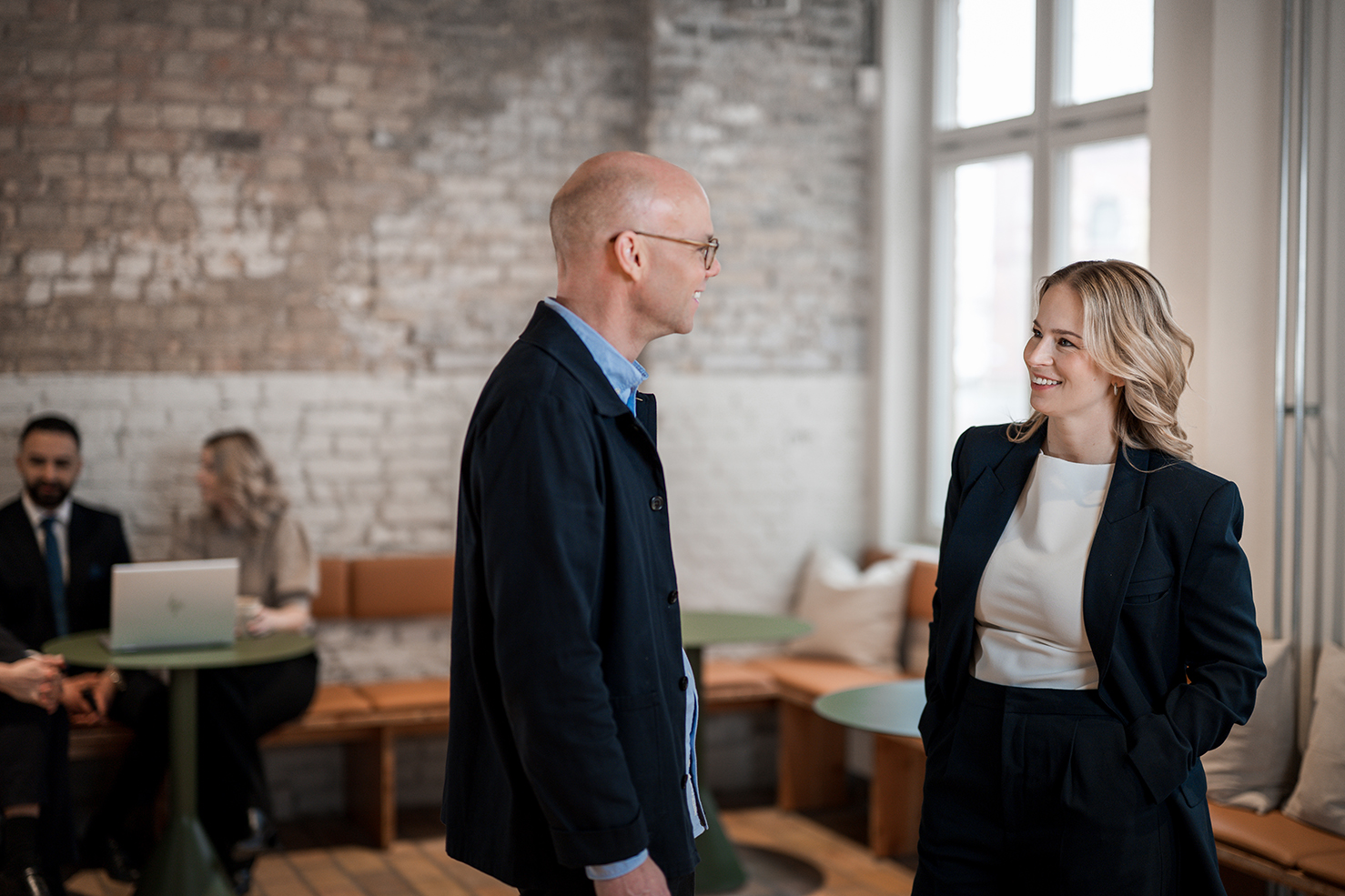 Två Lindahlare pratar med varandra